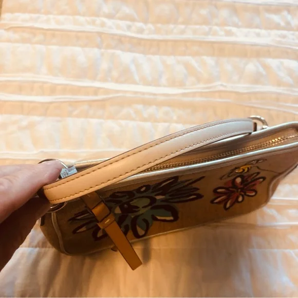 Small 🐝 Coach Handbag🐝 - Picture 7 of 8